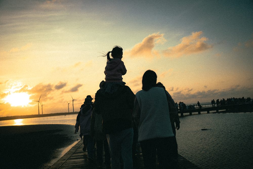 黃昏海邊群像
