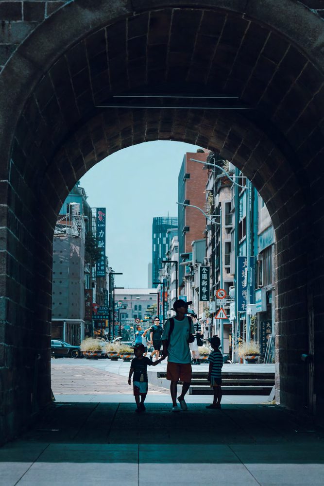 拱門框景城市